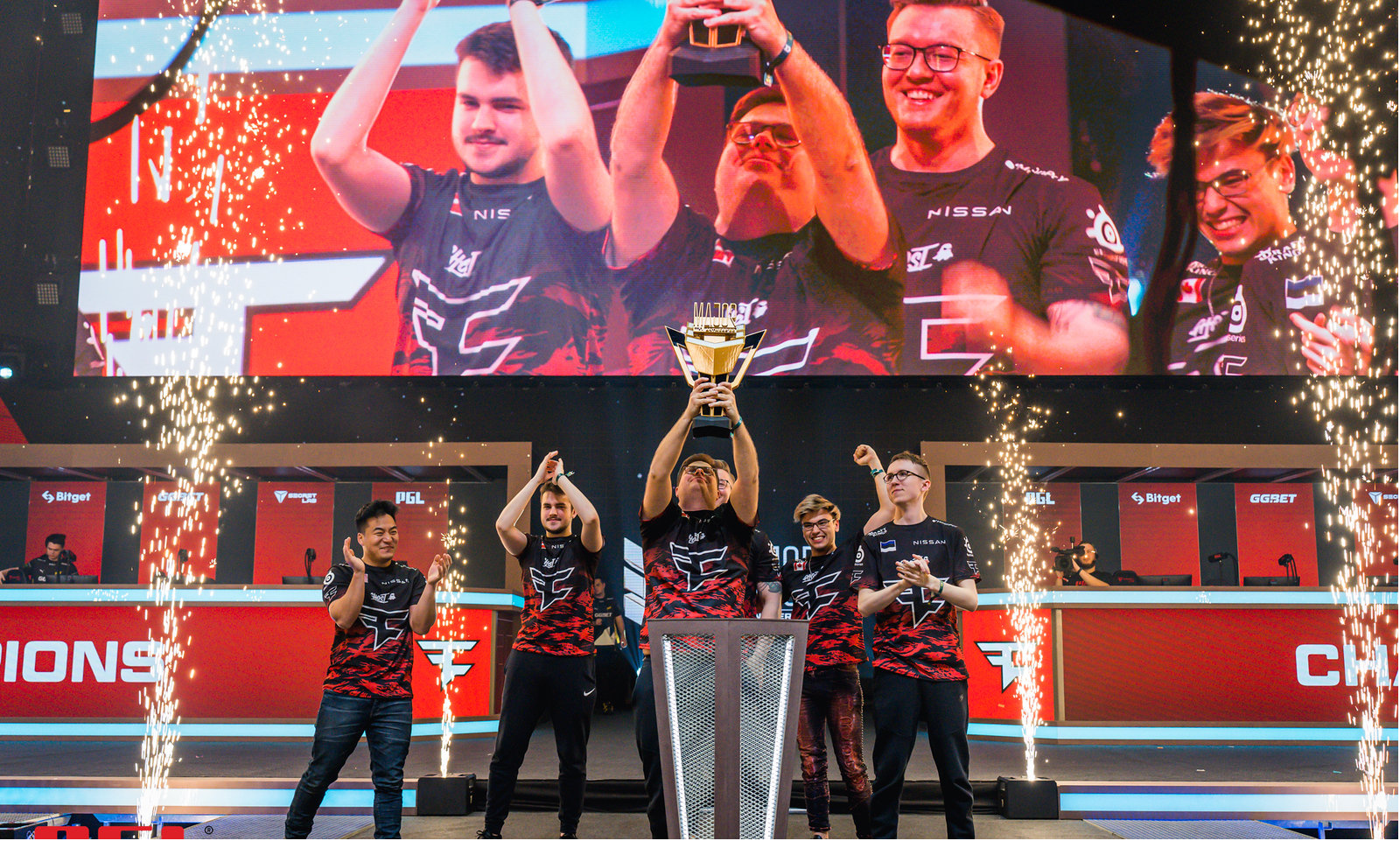 着球员们 着球员们